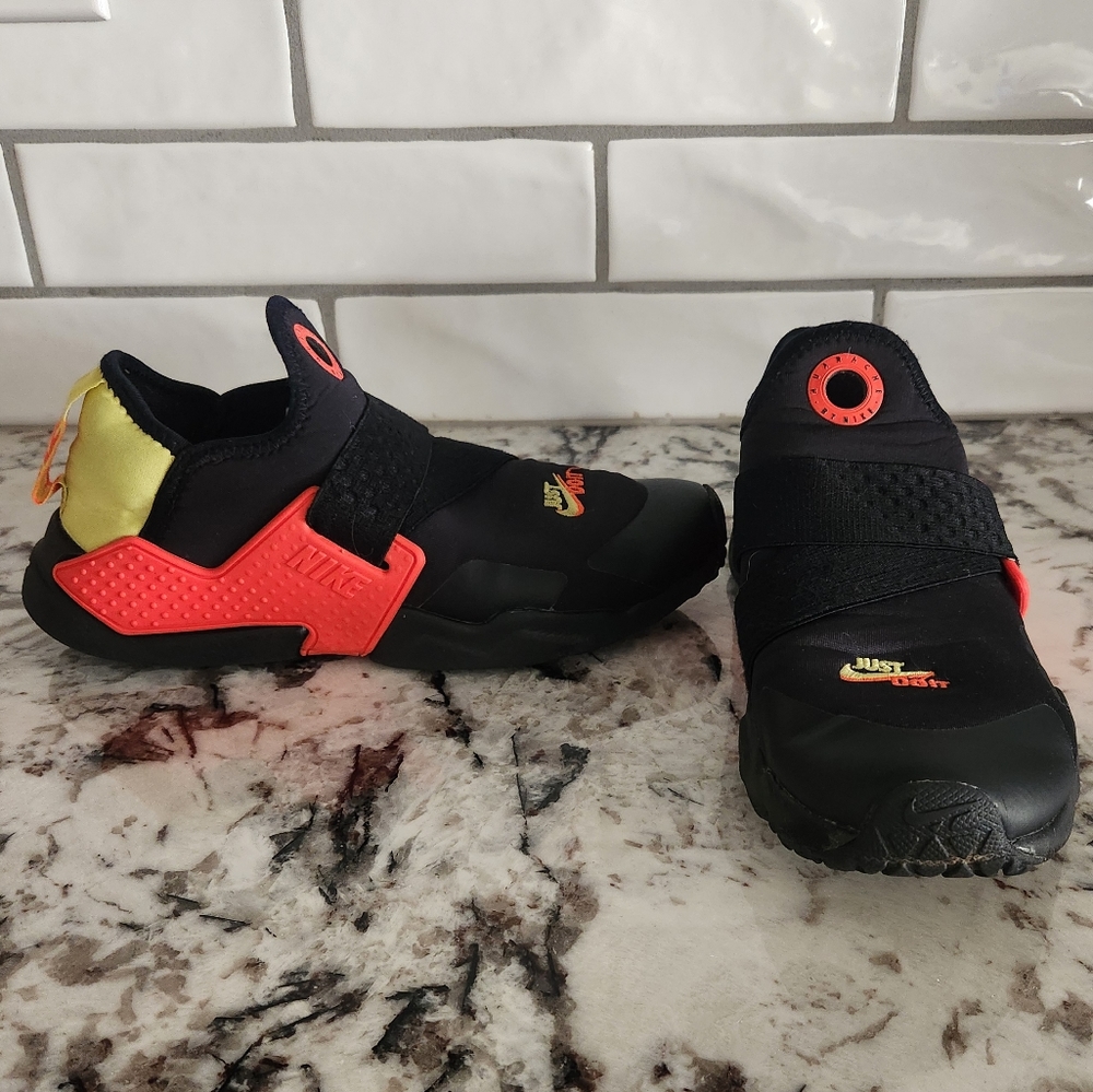 Nike Running Shoes Huarache Extreme SE AQ7936-001 Black Sneakers Boys Size 5Y